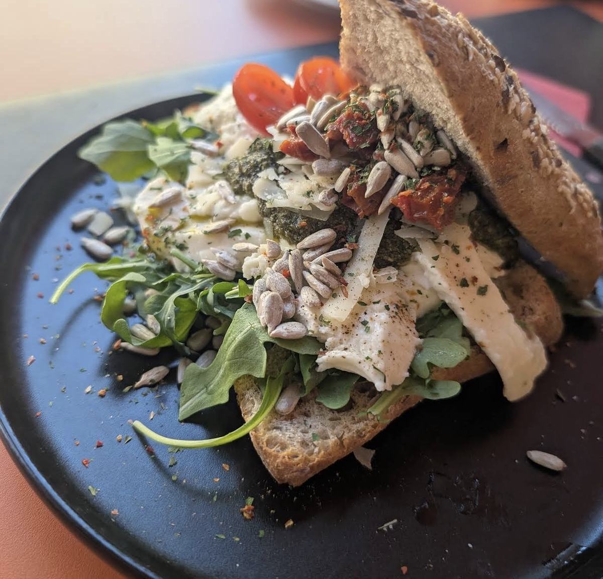 Caprese broodje met mozzarella, pesto en zonnebloempitten