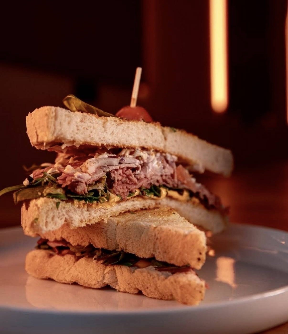 Dik belegde club sandwich met rosbief bij Dikke Boterham