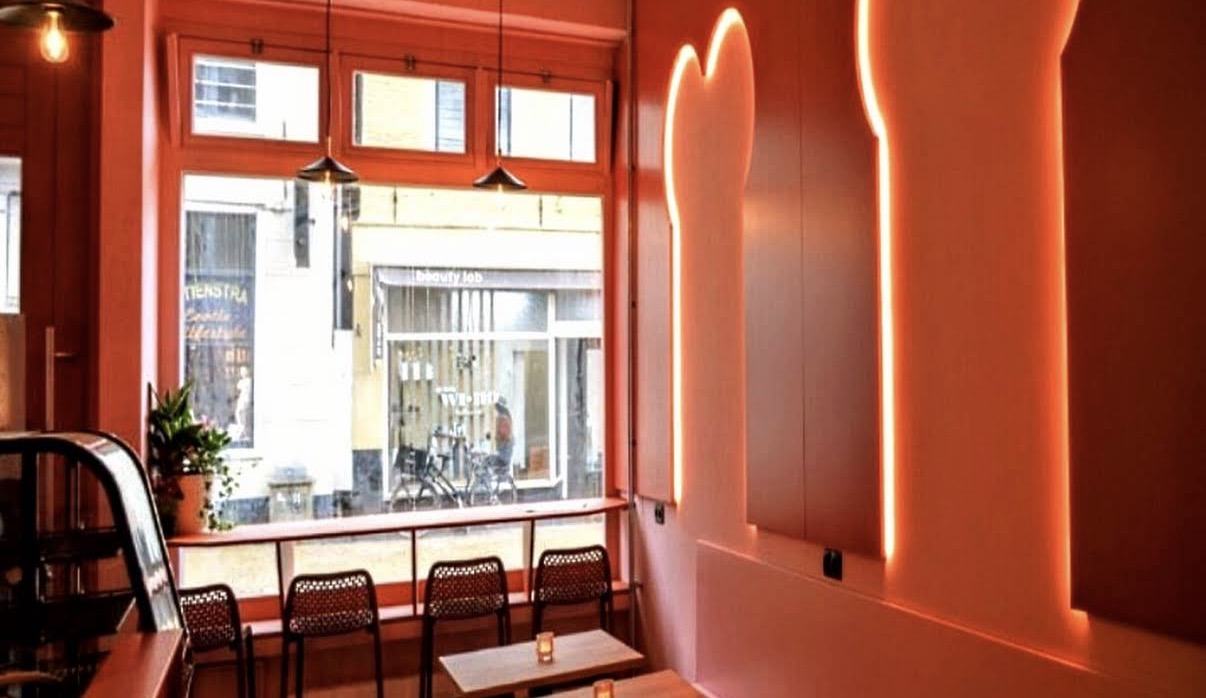 Warm interieur van Dikke Boterham met boterham-silhouetten en sfeerverlichting