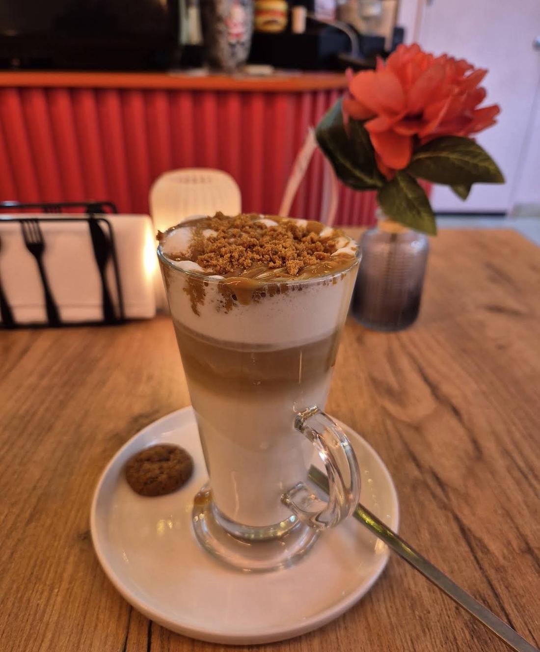 Latte met huisgemaakte topping en koekje