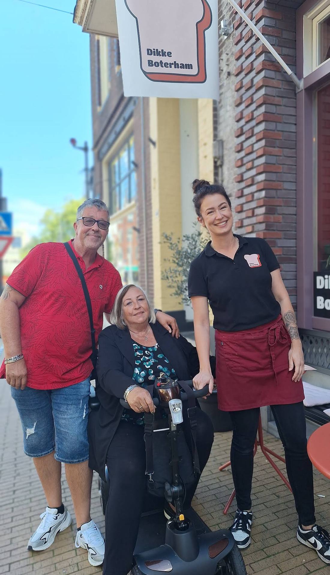Het team van Dikke Boterham met gasten voor de zaak