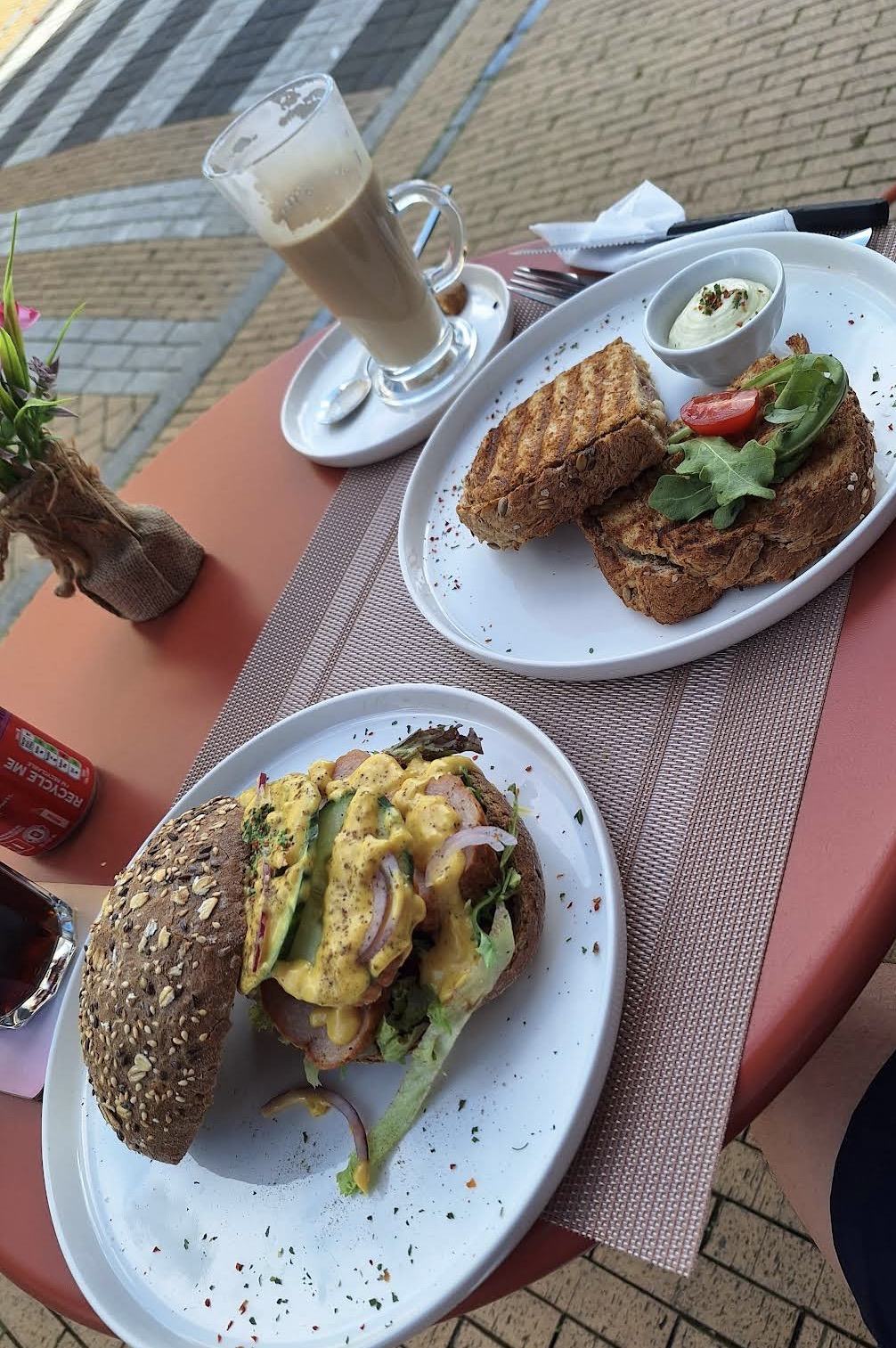 Geroosterde tosti en warm broodje op het terras van Dikke Boterham